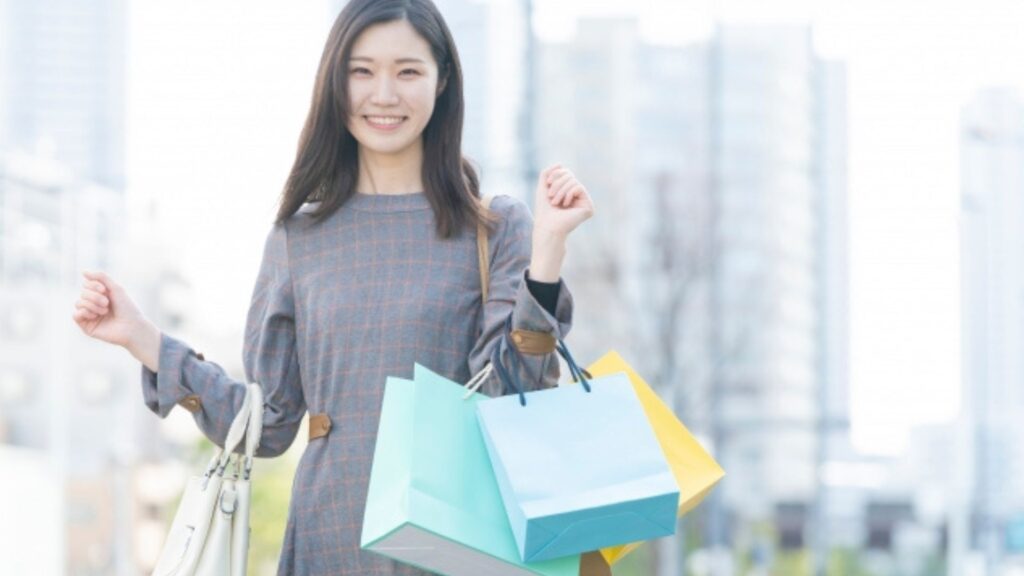 ブランド品をたくさん購入する人のイメージ図。