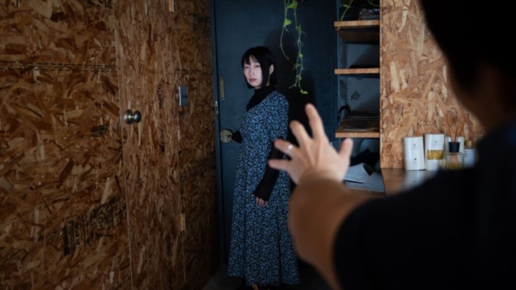人間関係によってお金や時間を消耗したあげく大切な人は去っていくイメージ。人付き合いの重要性を象徴。