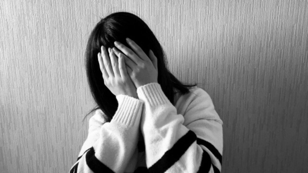 お金を持っていることが知られたことで、人間関係が変化し後悔する様子を表すイメージ。頼られたり嫉妬されたりするリスクを象徴。