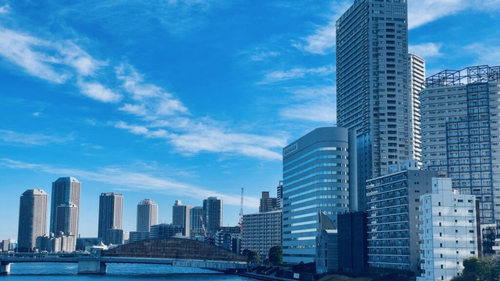 収入や資産が増えたことで生活水準が上がり、タワマンなど高級住宅に住むリスクを表すイメージ。