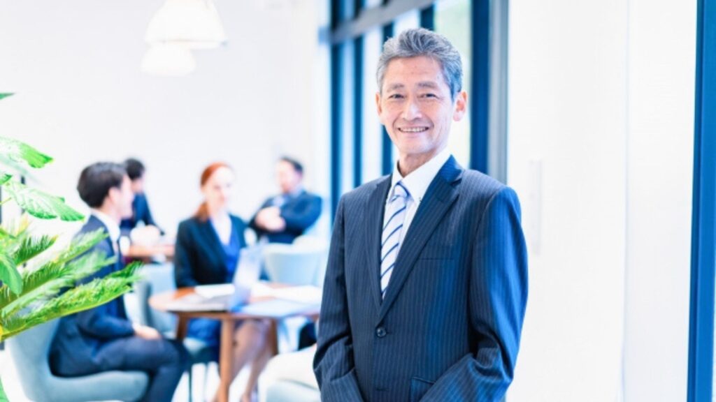 お金を持っていても悟られないように、控えめで堅実に過ごす様子を表したイメージ。