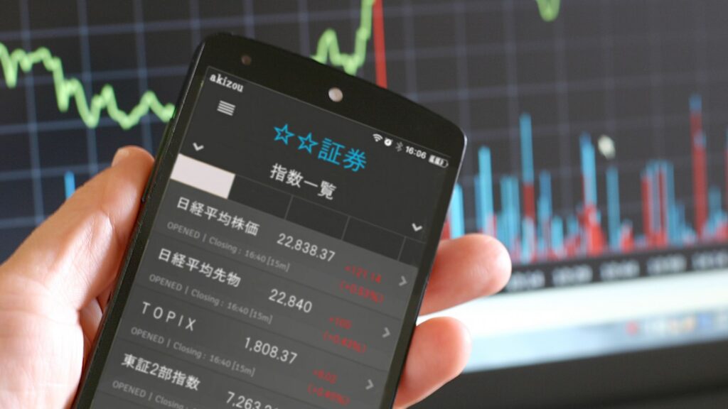 証券口座を活用して資産を形成するイメージ。積立投資や長期運用など、実践的な投資行動を象徴。