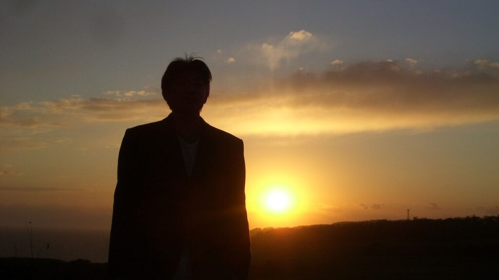 シルエットの男性が夕方の空を見上げ、心の在り方が変わる感覚を表したイメージ図。